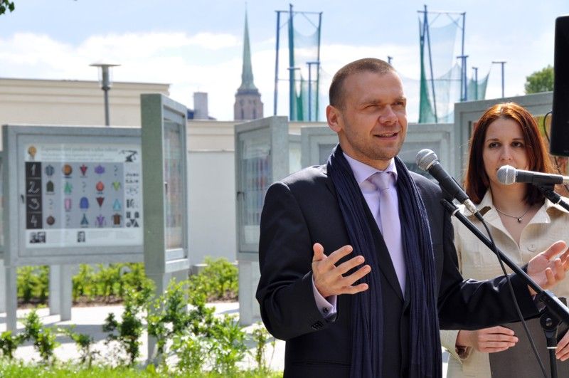 Poprvé představují studenti Ústavu umění a designu své práce ve venkovní galerii, která je součástí Relax centra ve Štruncových sadech. Na ilustracích, které zabaví děti, jejich rodiče i prarodiče, pracovali v zimním semestru. Výstava s názvem Mladí ilustrátoři dětem je vedle známých laviček ve Smetanových sadech jejich dalším počinem k oživení plzeňského veřejného prostoru. (foto: 28.5.2013)