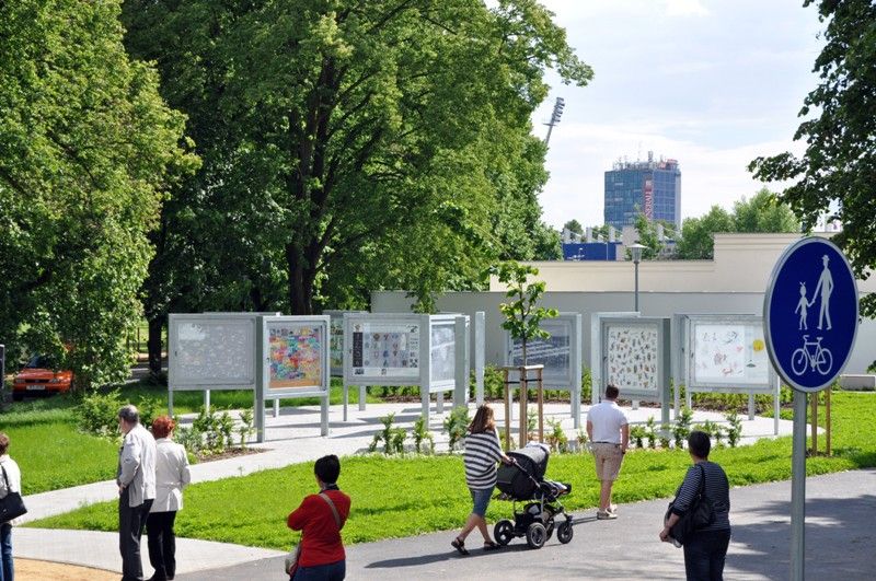 Poprvé představují studenti Ústavu umění a designu své práce ve venkovní galerii, která je součástí Relax centra ve Štruncových sadech. Na ilustracích, které zabaví děti, jejich rodiče i prarodiče, pracovali v zimním semestru. Výstava s názvem Mladí ilustrátoři dětem je vedle známých laviček ve Smetanových sadech jejich dalším počinem k oživení plzeňského veřejného prostoru. (foto: 28.5.2013)