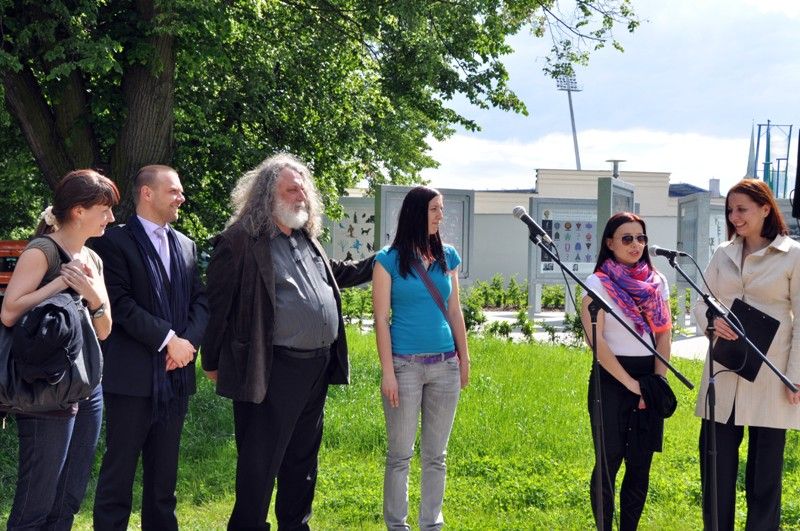 Poprvé představují studenti Ústavu umění a designu své práce ve venkovní galerii, která je součástí Relax centra ve Štruncových sadech. Na ilustracích, které zabaví děti, jejich rodiče i prarodiče, pracovali v zimním semestru. Výstava s názvem Mladí ilustrátoři dětem je vedle známých laviček ve Smetanových sadech jejich dalším počinem k oživení plzeňského veřejného prostoru. (foto: 28.5.2013)