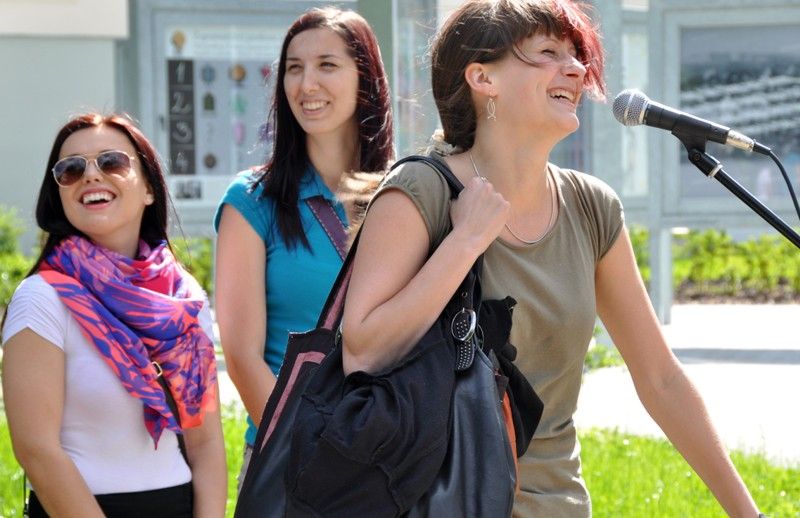 Poprvé představují studenti Ústavu umění a designu své práce ve venkovní galerii, která je součástí Relax centra ve Štruncových sadech. Na ilustracích, které zabaví děti, jejich rodiče i prarodiče, pracovali v zimním semestru. Výstava s názvem Mladí ilustrátoři dětem je vedle známých laviček ve Smetanových sadech jejich dalším počinem k oživení plzeňského veřejného prostoru. (foto: 28.5.2013)