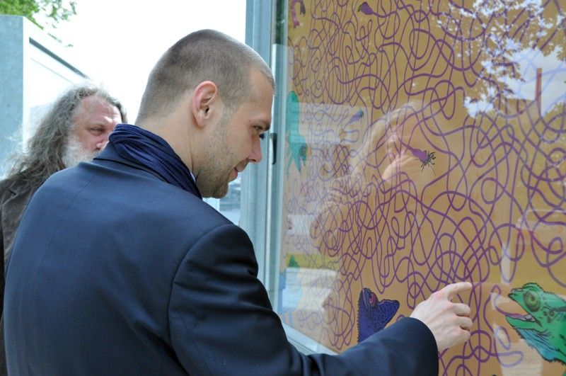 Poprvé představují studenti Ústavu umění a designu své práce ve venkovní galerii, která je součástí Relax centra ve Štruncových sadech. Na ilustracích, které zabaví děti, jejich rodiče i prarodiče, pracovali v zimním semestru. Výstava s názvem Mladí ilustrátoři dětem je vedle známých laviček ve Smetanových sadech jejich dalším počinem k oživení plzeňského veřejného prostoru. (foto: 28.5.2013)