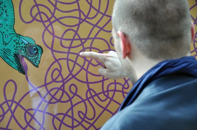 Poprvé představují studenti Ústavu umění a designu své práce ve venkovní galerii, která je součástí Relax centra ve Štruncových sadech. Na ilustracích, které zabaví děti, jejich rodiče i prarodiče, pracovali v zimním semestru. Výstava s názvem Mladí ilustrátoři dětem je vedle známých laviček ve Smetanových sadech jejich dalším počinem k oživení plzeňského veřejného prostoru. (foto: 28.5.2013)