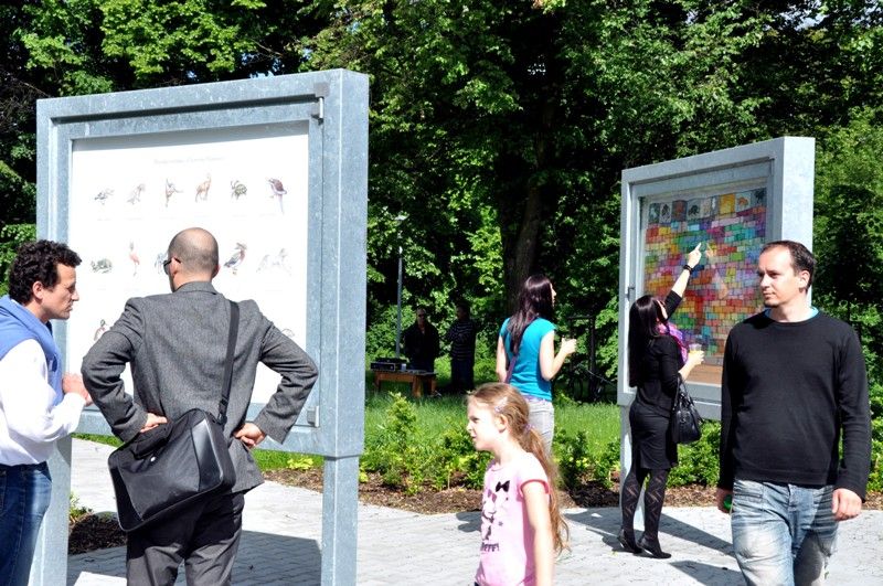 Poprvé představují studenti Ústavu umění a designu své práce ve venkovní galerii, která je součástí Relax centra ve Štruncových sadech. Na ilustracích, které zabaví děti, jejich rodiče i prarodiče, pracovali v zimním semestru. Výstava s názvem Mladí ilustrátoři dětem je vedle známých laviček ve Smetanových sadech jejich dalším počinem k oživení plzeňského veřejného prostoru. (foto: 28.5.2013)