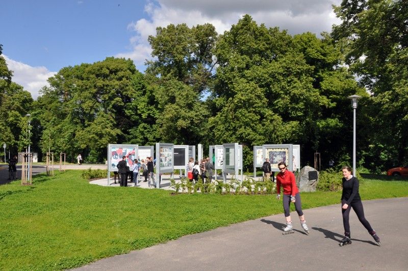 Poprvé představují studenti Ústavu umění a designu své práce ve venkovní galerii, která je součástí Relax centra ve Štruncových sadech. Na ilustracích, které zabaví děti, jejich rodiče i prarodiče, pracovali v zimním semestru. Výstava s názvem Mladí ilustrátoři dětem je vedle známých laviček ve Smetanových sadech jejich dalším počinem k oživení plzeňského veřejného prostoru. (foto: 28.5.2013)