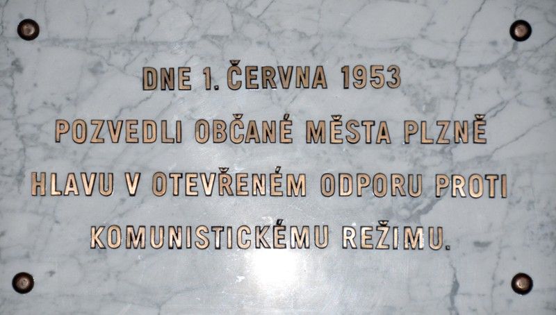Položení květin primátorem Martinem Baxou u pamětní desky k událostem 1. června 1953, kterou v roce 2007 společně s tehdejším primátorem Pavlem Rödlem odhalil v místnosti zadní části mázhauzu plzeňské radnice držitel Ceny 1. června spisovatel Jiří Stránský, předcházelo zahájení odborné historické konference s názvem Naše měna je pevná. Dvoudenní setkání historiků k událostem 1. června roku 1953 uspořádala katedra historie Fakulty pedagogické Západočeské univerzity v Plzni a Středisko orální historie. Příspěvky konference se věnují nejen plzeňské demonstraci, ale například ohlasu plzeňských událostí v tisku USA, politickým procesům s účastníky demonstrace a zazní na ní rovněž osobní vzpomínky. (foto: 31.5.2013)