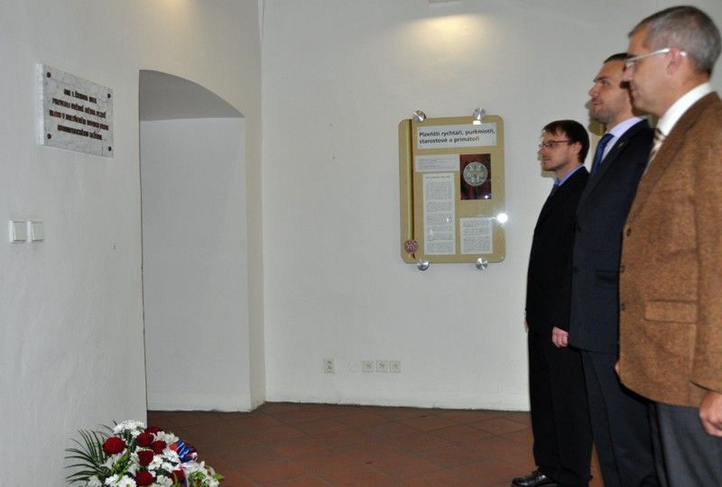 Položení květin primátorem Martinem Baxou u pamětní desky k událostem 1. června 1953, kterou v roce 2007 společně s tehdejším primátorem Pavlem Rödlem odhalil v místnosti zadní části mázhauzu plzeňské radnice držitel Ceny 1. června spisovatel Jiří Stránský, předcházelo zahájení odborné historické konference s názvem Naše měna je pevná. Dvoudenní setkání historiků k událostem 1. června roku 1953 uspořádala katedra historie Fakulty pedagogické Západočeské univerzity v Plzni a Středisko orální historie. Příspěvky konference se věnují nejen plzeňské demonstraci, ale například ohlasu plzeňských událostí v tisku USA, politickým procesům s účastníky demonstrace a zazní na ní rovněž osobní vzpomínky. (foto: 31.5.2013)