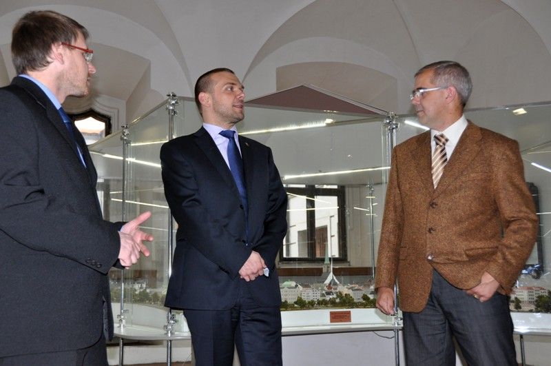 Položení květin primátorem Martinem Baxou u pamětní desky k událostem 1. června 1953, kterou v roce 2007 společně s tehdejším primátorem Pavlem Rödlem odhalil v místnosti zadní části mázhauzu plzeňské radnice držitel Ceny 1. června spisovatel Jiří Stránský, předcházelo zahájení odborné historické konference s názvem Naše měna je pevná. Dvoudenní setkání historiků k událostem 1. června roku 1953 uspořádala katedra historie Fakulty pedagogické Západočeské univerzity v Plzni a Středisko orální historie. Příspěvky konference se věnují nejen plzeňské demonstraci, ale například ohlasu plzeňských událostí v tisku USA, politickým procesům s účastníky demonstrace a zazní na ní rovněž osobní vzpomínky. (foto: 31.5.2013)