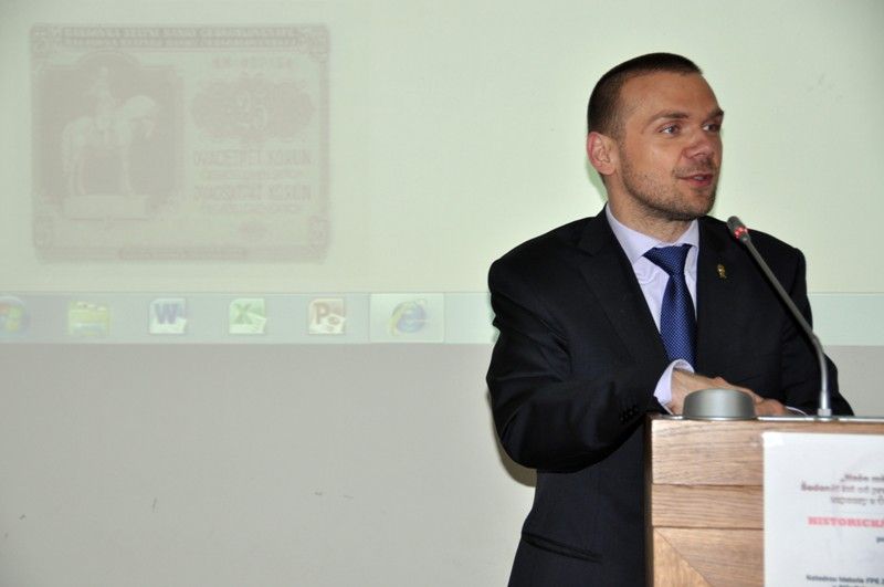 Položení květin primátorem Martinem Baxou u pamětní desky k událostem 1. června 1953, kterou v roce 2007 společně s tehdejším primátorem Pavlem Rödlem odhalil v místnosti zadní části mázhauzu plzeňské radnice držitel Ceny 1. června spisovatel Jiří Stránský, předcházelo zahájení odborné historické konference s názvem Naše měna je pevná. Dvoudenní setkání historiků k událostem 1. června roku 1953 uspořádala katedra historie Fakulty pedagogické Západočeské univerzity v Plzni a Středisko orální historie. Příspěvky konference se věnují nejen plzeňské demonstraci, ale například ohlasu plzeňských událostí v tisku USA, politickým procesům s účastníky demonstrace a zazní na ní rovněž osobní vzpomínky. (foto: 31.5.2013)