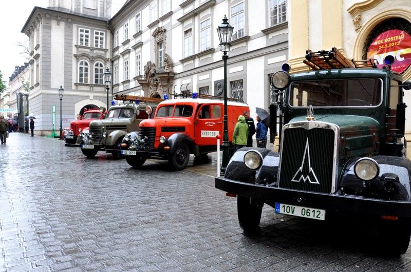 Plzeňští dobrovolní hasiči slavili založení župy historickou jízdou a slavnostním setkáním