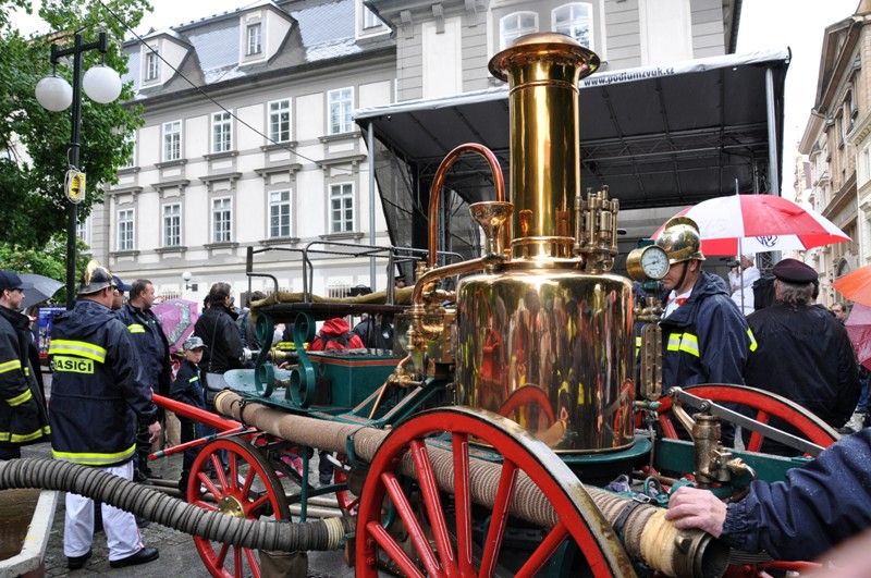 Plzeňští hasiči si 130 let založení hasičské župy připomněli v pátek 31. května 2013 jízdou historických vozidel. V pořadí pátá propagační jízda zavítala tentokrát také do Plzně, projela z Petákovy ulice přes Americkou třídu do prostoru U Branky, kde si patnáct historických hasičských vozidel a stříkaček tažených koňmi mohli prohlédnout náhodní kolemjdoucí, ale i zájemci o hasičskou techniku.