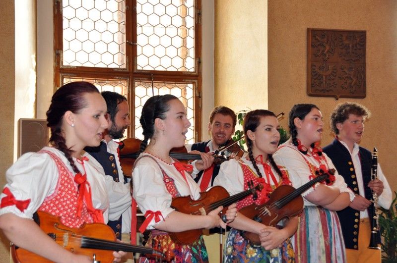 Plzeňští hasiči si 130 let založení hasičské župy připomněli v pátek 31. května 2013 jízdou historických vozidel. V pořadí pátá propagační jízda zavítala tentokrát také do Plzně, projela z Petákovy ulice přes Americkou třídu do prostoru U Branky, kde si patnáct historických hasičských vozidel a stříkaček tažených koňmi mohli prohlédnout náhodní kolemjdoucí, ale i zájemci o hasičskou techniku.