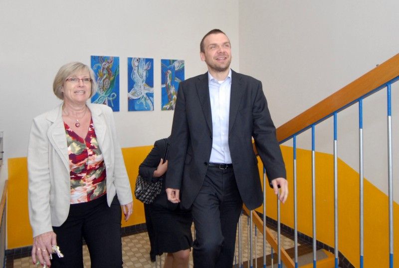 Na návštěvu 14. základní školy v Zábělské ulici zavítal primátor Martin Baxa v pravé poledne (22.5.2012). Krátké přivítání s ředitelkou školy Helenou Liškovou vystřídala debata s osmáky. Jen první chvíle z pětačtyřiceti minut byly rozpačité. Potom si primátor podle jeho vlastních slov připadal jako na tiskové konferenci. Otázka, odpověď. A všechny dotazy byly aktuální, pro chod města důležité.