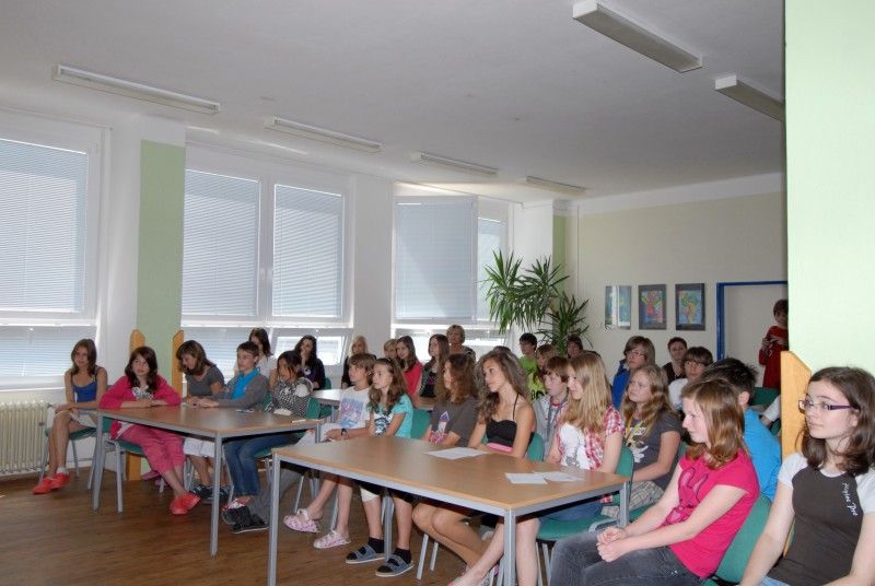 Na návštěvu 14. základní školy v Zábělské ulici zavítal primátor Martin Baxa v pravé poledne (22.5.2012). Krátké přivítání s ředitelkou školy Helenou Liškovou vystřídala debata s osmáky. Jen první chvíle z pětačtyřiceti minut byly rozpačité. Potom si primátor podle jeho vlastních slov připadal jako na tiskové konferenci. Otázka, odpověď. A všechny dotazy byly aktuální, pro chod města důležité.