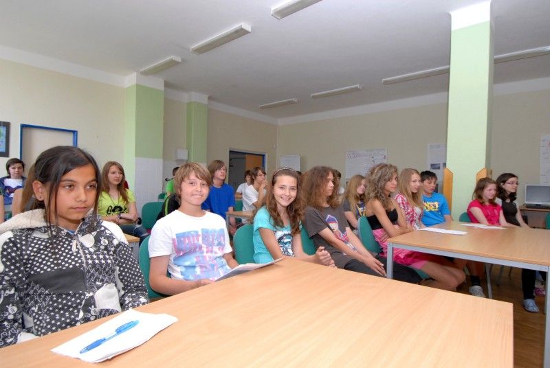 Na návštěvu 14. základní školy v Zábělské ulici zavítal primátor Martin Baxa v pravé poledne (22.5.2012). Krátké přivítání s ředitelkou školy Helenou Liškovou vystřídala debata s osmáky. Jen první chvíle z pětačtyřiceti minut byly rozpačité. Potom si primátor podle jeho vlastních slov připadal jako na tiskové konferenci. Otázka, odpověď. A všechny dotazy byly aktuální, pro chod města důležité.