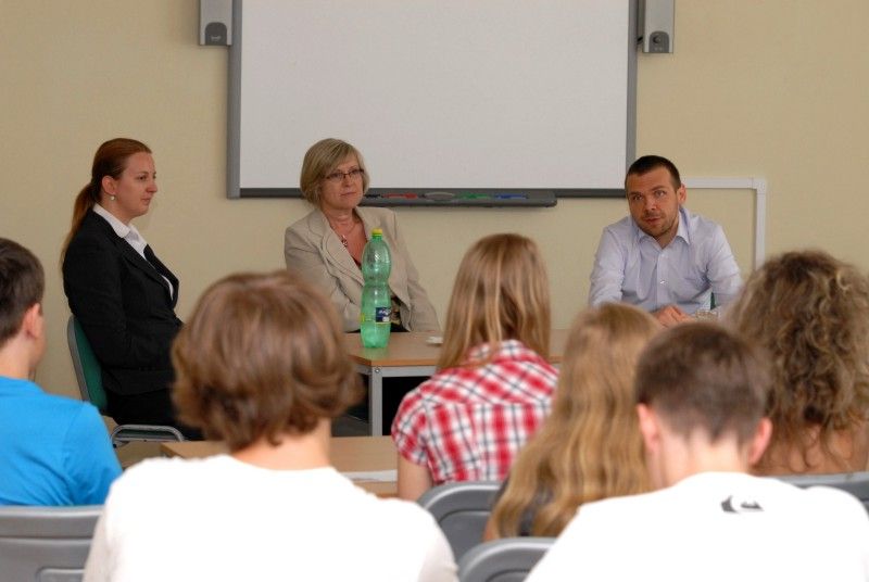 Na návštěvu 14. základní školy v Zábělské ulici zavítal primátor Martin Baxa v pravé poledne (22.5.2012). Krátké přivítání s ředitelkou školy Helenou Liškovou vystřídala debata s osmáky. Jen první chvíle z pětačtyřiceti minut byly rozpačité. Potom si primátor podle jeho vlastních slov připadal jako na tiskové konferenci. Otázka, odpověď. A všechny dotazy byly aktuální, pro chod města důležité.