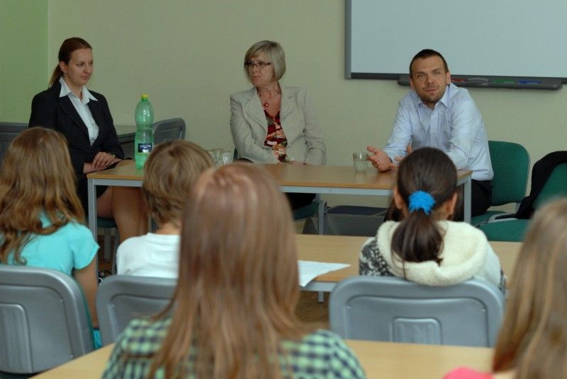 Na návštěvu 14. základní školy v Zábělské ulici zavítal primátor Martin Baxa v pravé poledne (22.5.2012). Krátké přivítání s ředitelkou školy Helenou Liškovou vystřídala debata s osmáky. Jen první chvíle z pětačtyřiceti minut byly rozpačité. Potom si primátor podle jeho vlastních slov připadal jako na tiskové konferenci. Otázka, odpověď. A všechny dotazy byly aktuální, pro chod města důležité.