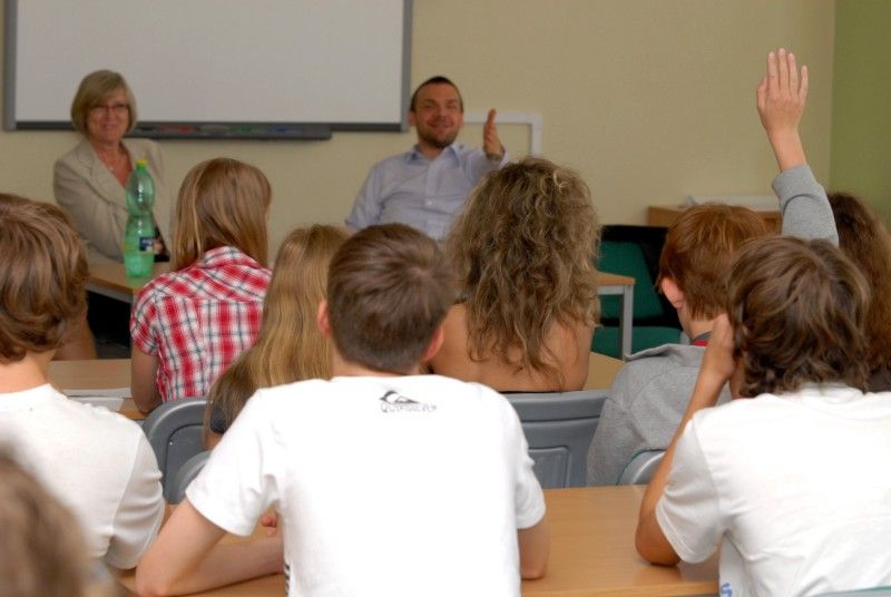 Na návštěvu 14. základní školy v Zábělské ulici zavítal primátor Martin Baxa v pravé poledne (22.5.2012). Krátké přivítání s ředitelkou školy Helenou Liškovou vystřídala debata s osmáky. Jen první chvíle z pětačtyřiceti minut byly rozpačité. Potom si primátor podle jeho vlastních slov připadal jako na tiskové konferenci. Otázka, odpověď. A všechny dotazy byly aktuální, pro chod města důležité.