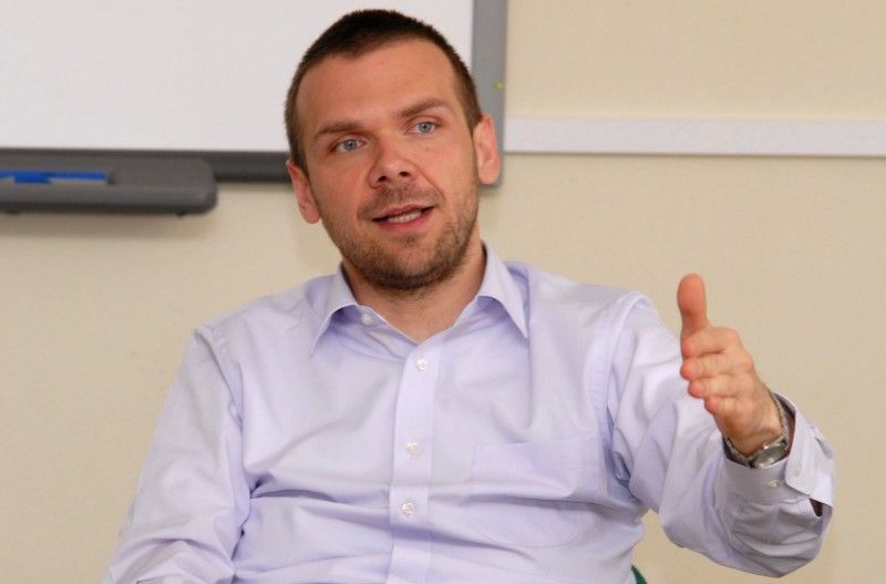 Na návštěvu 14. základní školy v Zábělské ulici zavítal primátor Martin Baxa v pravé poledne (22.5.2012). Krátké přivítání s ředitelkou školy Helenou Liškovou vystřídala debata s osmáky. Jen první chvíle z pětačtyřiceti minut byly rozpačité. Potom si primátor podle jeho vlastních slov připadal jako na tiskové konferenci. Otázka, odpověď. A všechny dotazy byly aktuální, pro chod města důležité.