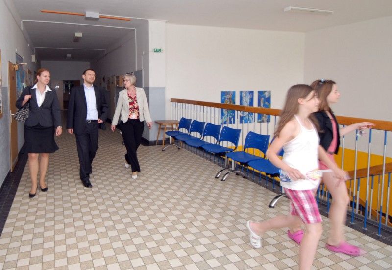 Na návštěvu 14. základní školy v Zábělské ulici zavítal primátor Martin Baxa v pravé poledne (22.5.2012). Krátké přivítání s ředitelkou školy Helenou Liškovou vystřídala debata s osmáky. Jen první chvíle z pětačtyřiceti minut byly rozpačité. Potom si primátor podle jeho vlastních slov připadal jako na tiskové konferenci. Otázka, odpověď. A všechny dotazy byly aktuální, pro chod města důležité.