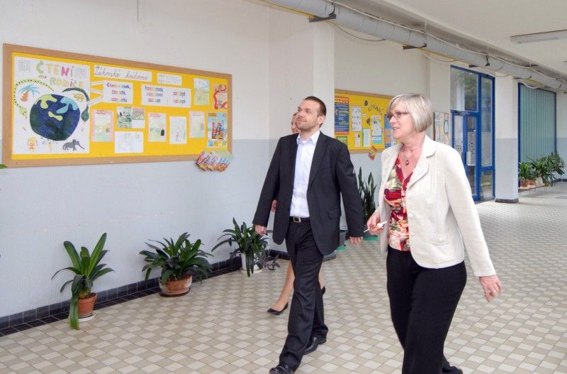 Na návštěvu 14. základní školy v Zábělské ulici zavítal primátor Martin Baxa v pravé poledne (22.5.2012). Krátké přivítání s ředitelkou školy Helenou Liškovou vystřídala debata s osmáky. Jen první chvíle z pětačtyřiceti minut byly rozpačité. Potom si primátor podle jeho vlastních slov připadal jako na tiskové konferenci. Otázka, odpověď. A všechny dotazy byly aktuální, pro chod města důležité.