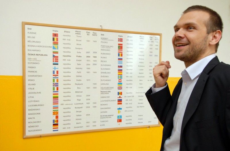 Na návštěvu 14. základní školy v Zábělské ulici zavítal primátor Martin Baxa v pravé poledne (22.5.2012). Krátké přivítání s ředitelkou školy Helenou Liškovou vystřídala debata s osmáky. Jen první chvíle z pětačtyřiceti minut byly rozpačité. Potom si primátor podle jeho vlastních slov připadal jako na tiskové konferenci. Otázka, odpověď. A všechny dotazy byly aktuální, pro chod města důležité.