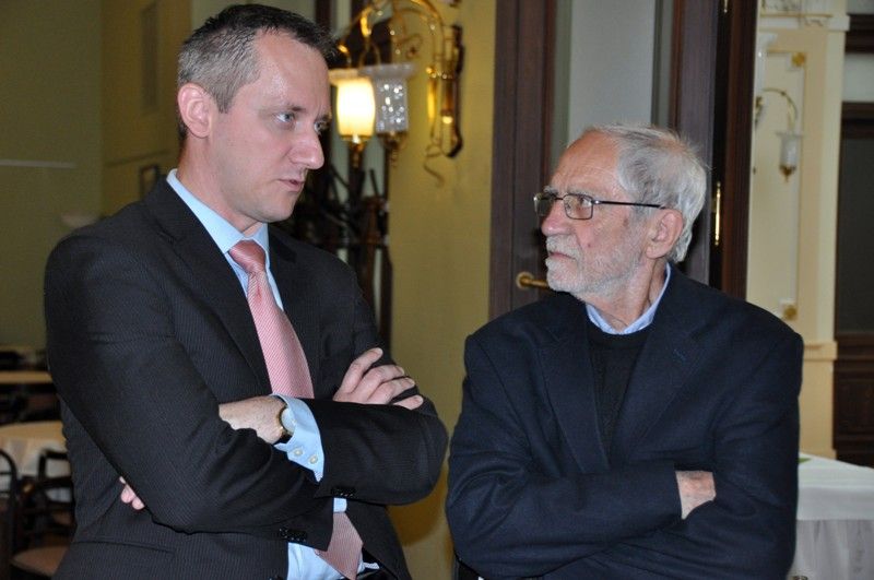 Na slavnostním setkání za všechny přítomné, kterým události 1. června 1953 a následující represe zasáhly do života, promluvil Richard Smola. Pamětní medaile a list budou všem přítomným pamětníkům a držitelům Ceny 1. června připomínat slavnostní setkání k 60. výročí plzeňské vzpoury proti měnové reformě. Převzali je z rukou primátora Martina Baxy. Před slavnostním setkáním v Měšťanské besedě se uskutečnil krátký vzpomínkový akt u pamětní desky na náměstí T. G. Masaryka. (foto: 1.6.2013)