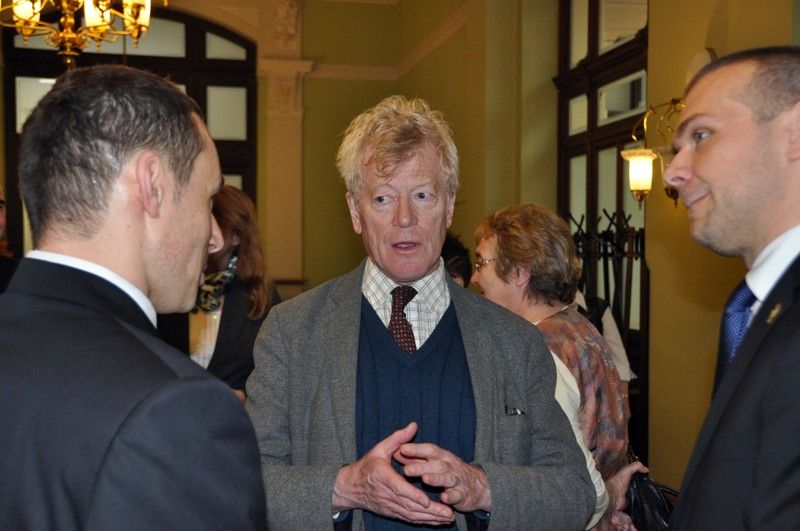 Na slavnostním setkání za všechny přítomné, kterým události 1. června 1953 a následující represe zasáhly do života, promluvil Richard Smola. Pamětní medaile a list budou všem přítomným pamětníkům a držitelům Ceny 1. června připomínat slavnostní setkání k 60. výročí plzeňské vzpoury proti měnové reformě. Převzali je z rukou primátora Martina Baxy. Před slavnostním setkáním v Měšťanské besedě se uskutečnil krátký vzpomínkový akt u pamětní desky na náměstí T. G. Masaryka. (foto: 1.6.2013)