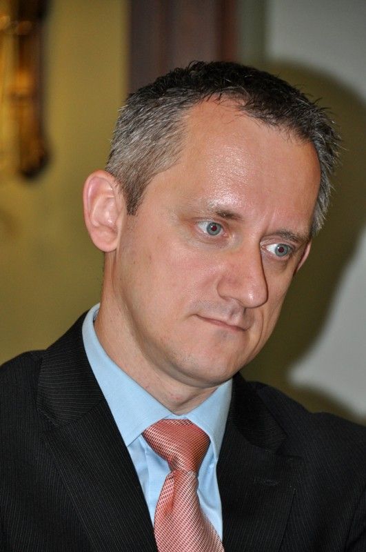 Na slavnostním setkání za všechny přítomné, kterým události 1. června 1953 a následující represe zasáhly do života, promluvil Richard Smola. Pamětní medaile a list budou všem přítomným pamětníkům a držitelům Ceny 1. června připomínat slavnostní setkání k 60. výročí plzeňské vzpoury proti měnové reformě. Převzali je z rukou primátora Martina Baxy. Před slavnostním setkáním v Měšťanské besedě se uskutečnil krátký vzpomínkový akt u pamětní desky na náměstí T. G. Masaryka. (foto: 1.6.2013)