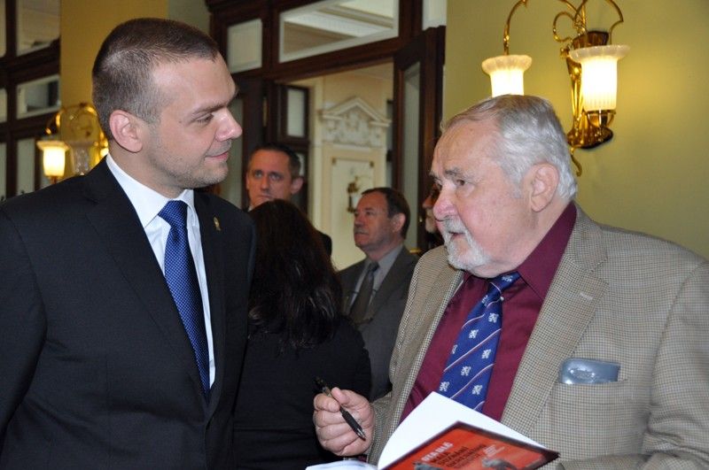 Na slavnostním setkání za všechny přítomné, kterým události 1. června 1953 a následující represe zasáhly do života, promluvil Richard Smola. Pamětní medaile a list budou všem přítomným pamětníkům a držitelům Ceny 1. června připomínat slavnostní setkání k 60. výročí plzeňské vzpoury proti měnové reformě. Převzali je z rukou primátora Martina Baxy. Před slavnostním setkáním v Měšťanské besedě se uskutečnil krátký vzpomínkový akt u pamětní desky na náměstí T. G. Masaryka. (foto: 1.6.2013)