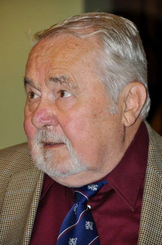 Na slavnostním setkání za všechny přítomné, kterým události 1. června 1953 a následující represe zasáhly do života, promluvil Richard Smola. Pamětní medaile a list budou všem přítomným pamětníkům a držitelům Ceny 1. června připomínat slavnostní setkání k 60. výročí plzeňské vzpoury proti měnové reformě. Převzali je z rukou primátora Martina Baxy. Před slavnostním setkáním v Měšťanské besedě se uskutečnil krátký vzpomínkový akt u pamětní desky na náměstí T. G. Masaryka. (foto: 1.6.2013)