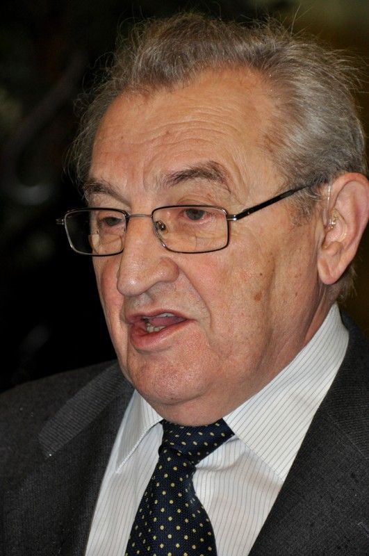 Na slavnostním setkání za všechny přítomné, kterým události 1. června 1953 a následující represe zasáhly do života, promluvil Richard Smola. Pamětní medaile a list budou všem přítomným pamětníkům a držitelům Ceny 1. června připomínat slavnostní setkání k 60. výročí plzeňské vzpoury proti měnové reformě. Převzali je z rukou primátora Martina Baxy. Před slavnostním setkáním v Měšťanské besedě se uskutečnil krátký vzpomínkový akt u pamětní desky na náměstí T. G. Masaryka. (foto: 1.6.2013)