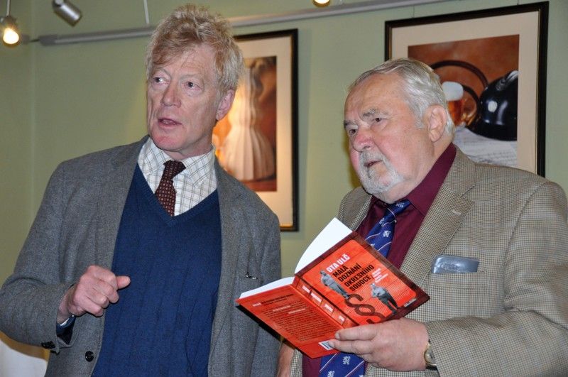 Na slavnostním setkání za všechny přítomné, kterým události 1. června 1953 a následující represe zasáhly do života, promluvil Richard Smola. Pamětní medaile a list budou všem přítomným pamětníkům a držitelům Ceny 1. června připomínat slavnostní setkání k 60. výročí plzeňské vzpoury proti měnové reformě. Převzali je z rukou primátora Martina Baxy. Před slavnostním setkáním v Měšťanské besedě se uskutečnil krátký vzpomínkový akt u pamětní desky na náměstí T. G. Masaryka. (foto: 1.6.2013)