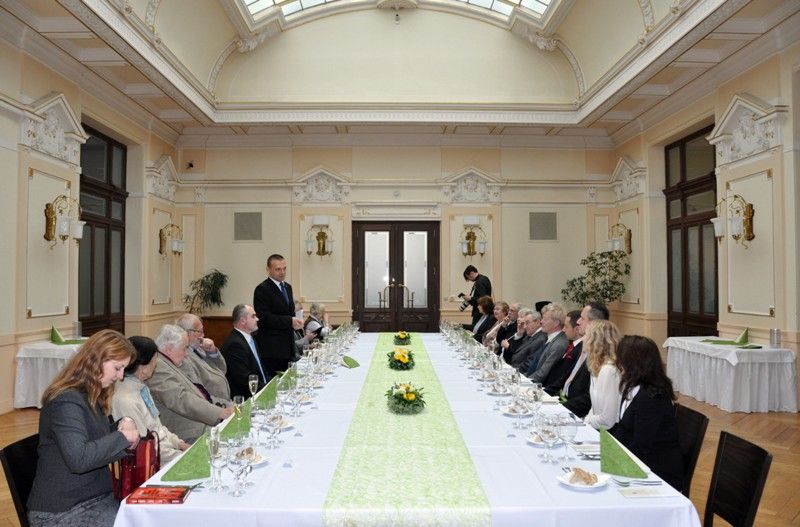 Na slavnostním setkání za všechny přítomné, kterým události 1. června 1953 a následující represe zasáhly do života, promluvil Richard Smola. Pamětní medaile a list budou všem přítomným pamětníkům a držitelům Ceny 1. června připomínat slavnostní setkání k 60. výročí plzeňské vzpoury proti měnové reformě. Převzali je z rukou primátora Martina Baxy. Před slavnostním setkáním v Měšťanské besedě se uskutečnil krátký vzpomínkový akt u pamětní desky na náměstí T. G. Masaryka. (foto: 1.6.2013)