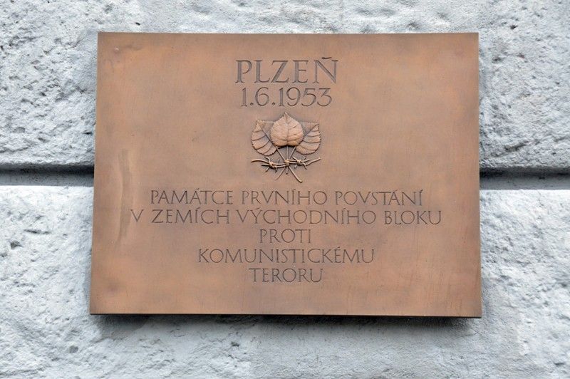 Na slavnostním setkání za všechny přítomné, kterým události 1. června 1953 a následující represe zasáhly do života, promluvil Richard Smola. Pamětní medaile a list budou všem přítomným pamětníkům a držitelům Ceny 1. června připomínat slavnostní setkání k 60. výročí plzeňské vzpoury proti měnové reformě. Převzali je z rukou primátora Martina Baxy. Před slavnostním setkáním v Měšťanské besedě se uskutečnil krátký vzpomínkový akt u pamětní desky na náměstí T. G. Masaryka. (foto: 1.6.2013)