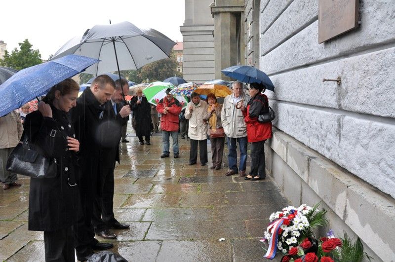 Na slavnostním setkání za všechny přítomné, kterým události 1. června 1953 a následující represe zasáhly do života, promluvil Richard Smola. Pamětní medaile a list budou všem přítomným pamětníkům a držitelům Ceny 1. června připomínat slavnostní setkání k 60. výročí plzeňské vzpoury proti měnové reformě. Převzali je z rukou primátora Martina Baxy. Před slavnostním setkáním v Měšťanské besedě se uskutečnil krátký vzpomínkový akt u pamětní desky na náměstí T. G. Masaryka. (foto: 1.6.2013)