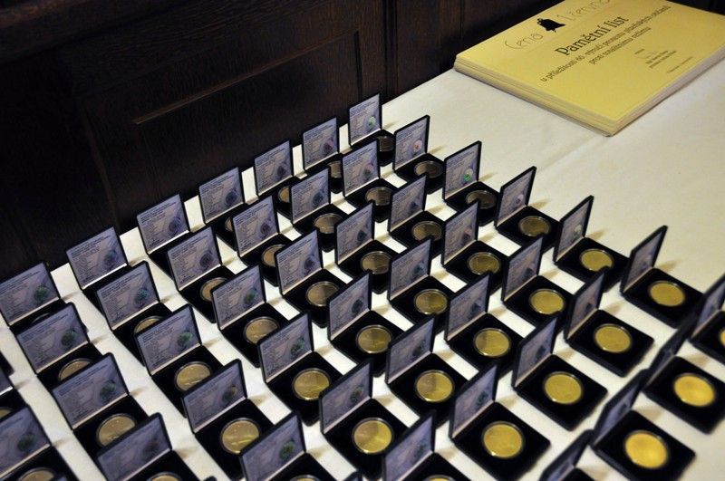 Na slavnostním setkání za všechny přítomné, kterým události 1. června 1953 a následující represe zasáhly do života, promluvil Richard Smola. Pamětní medaile a list budou všem přítomným pamětníkům a držitelům Ceny 1. června připomínat slavnostní setkání k 60. výročí plzeňské vzpoury proti měnové reformě. Převzali je z rukou primátora Martina Baxy. Před slavnostním setkáním v Měšťanské besedě se uskutečnil krátký vzpomínkový akt u pamětní desky na náměstí T. G. Masaryka. (foto: 1.6.2013)