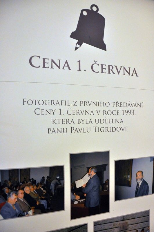 Na slavnostním setkání za všechny přítomné, kterým události 1. června 1953 a následující represe zasáhly do života, promluvil Richard Smola. Pamětní medaile a list budou všem přítomným pamětníkům a držitelům Ceny 1. června připomínat slavnostní setkání k 60. výročí plzeňské vzpoury proti měnové reformě. Převzali je z rukou primátora Martina Baxy. Před slavnostním setkáním v Měšťanské besedě se uskutečnil krátký vzpomínkový akt u pamětní desky na náměstí T. G. Masaryka. (foto: 1.6.2013)