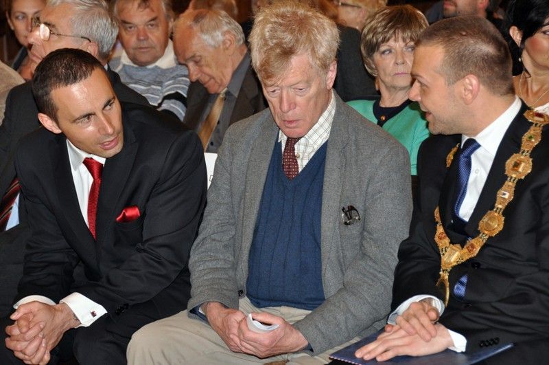 Na slavnostním setkání za všechny přítomné, kterým události 1. června 1953 a následující represe zasáhly do života, promluvil Richard Smola. Pamětní medaile a list budou všem přítomným pamětníkům a držitelům Ceny 1. června připomínat slavnostní setkání k 60. výročí plzeňské vzpoury proti měnové reformě. Převzali je z rukou primátora Martina Baxy. Před slavnostním setkáním v Měšťanské besedě se uskutečnil krátký vzpomínkový akt u pamětní desky na náměstí T. G. Masaryka. (foto: 1.6.2013)