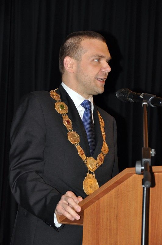 Na slavnostním setkání za všechny přítomné, kterým události 1. června 1953 a následující represe zasáhly do života, promluvil Richard Smola. Pamětní medaile a list budou všem přítomným pamětníkům a držitelům Ceny 1. června připomínat slavnostní setkání k 60. výročí plzeňské vzpoury proti měnové reformě. Převzali je z rukou primátora Martina Baxy. Před slavnostním setkáním v Měšťanské besedě se uskutečnil krátký vzpomínkový akt u pamětní desky na náměstí T. G. Masaryka. (foto: 1.6.2013)