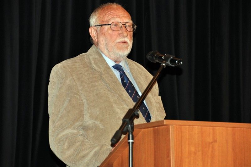 Na slavnostním setkání za všechny přítomné, kterým události 1. června 1953 a následující represe zasáhly do života, promluvil Richard Smola. Pamětní medaile a list budou všem přítomným pamětníkům a držitelům Ceny 1. června připomínat slavnostní setkání k 60. výročí plzeňské vzpoury proti měnové reformě. Převzali je z rukou primátora Martina Baxy. Před slavnostním setkáním v Měšťanské besedě se uskutečnil krátký vzpomínkový akt u pamětní desky na náměstí T. G. Masaryka. (foto: 1.6.2013)