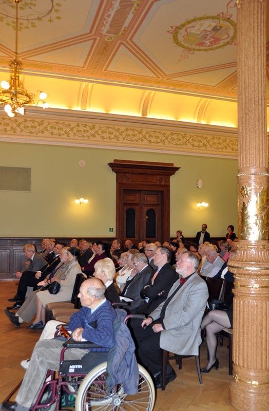 Na slavnostním setkání za všechny přítomné, kterým události 1. června 1953 a následující represe zasáhly do života, promluvil Richard Smola. Pamětní medaile a list budou všem přítomným pamětníkům a držitelům Ceny 1. června připomínat slavnostní setkání k 60. výročí plzeňské vzpoury proti měnové reformě. Převzali je z rukou primátora Martina Baxy. Před slavnostním setkáním v Měšťanské besedě se uskutečnil krátký vzpomínkový akt u pamětní desky na náměstí T. G. Masaryka. (foto: 1.6.2013)