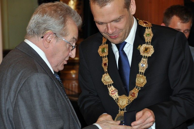 Na slavnostním setkání za všechny přítomné, kterým události 1. června 1953 a následující represe zasáhly do života, promluvil Richard Smola. Pamětní medaile a list budou všem přítomným pamětníkům a držitelům Ceny 1. června připomínat slavnostní setkání k 60. výročí plzeňské vzpoury proti měnové reformě. Převzali je z rukou primátora Martina Baxy. Před slavnostním setkáním v Měšťanské besedě se uskutečnil krátký vzpomínkový akt u pamětní desky na náměstí T. G. Masaryka. (foto: 1.6.2013)