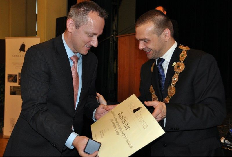 Na slavnostním setkání za všechny přítomné, kterým události 1. června 1953 a následující represe zasáhly do života, promluvil Richard Smola. Pamětní medaile a list budou všem přítomným pamětníkům a držitelům Ceny 1. června připomínat slavnostní setkání k 60. výročí plzeňské vzpoury proti měnové reformě. Převzali je z rukou primátora Martina Baxy. Před slavnostním setkáním v Měšťanské besedě se uskutečnil krátký vzpomínkový akt u pamětní desky na náměstí T. G. Masaryka. (foto: 1.6.2013)