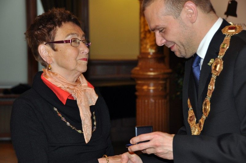 Na slavnostním setkání za všechny přítomné, kterým události 1. června 1953 a následující represe zasáhly do života, promluvil Richard Smola. Pamětní medaile a list budou všem přítomným pamětníkům a držitelům Ceny 1. června připomínat slavnostní setkání k 60. výročí plzeňské vzpoury proti měnové reformě. Převzali je z rukou primátora Martina Baxy. Před slavnostním setkáním v Měšťanské besedě se uskutečnil krátký vzpomínkový akt u pamětní desky na náměstí T. G. Masaryka. (foto: 1.6.2013)
