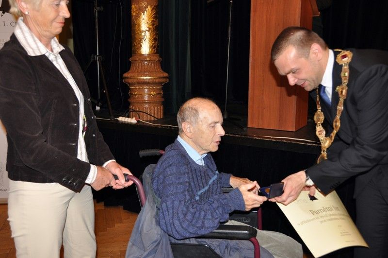 Na slavnostním setkání za všechny přítomné, kterým události 1. června 1953 a následující represe zasáhly do života, promluvil Richard Smola. Pamětní medaile a list budou všem přítomným pamětníkům a držitelům Ceny 1. června připomínat slavnostní setkání k 60. výročí plzeňské vzpoury proti měnové reformě. Převzali je z rukou primátora Martina Baxy. Před slavnostním setkáním v Měšťanské besedě se uskutečnil krátký vzpomínkový akt u pamětní desky na náměstí T. G. Masaryka. (foto: 1.6.2013)