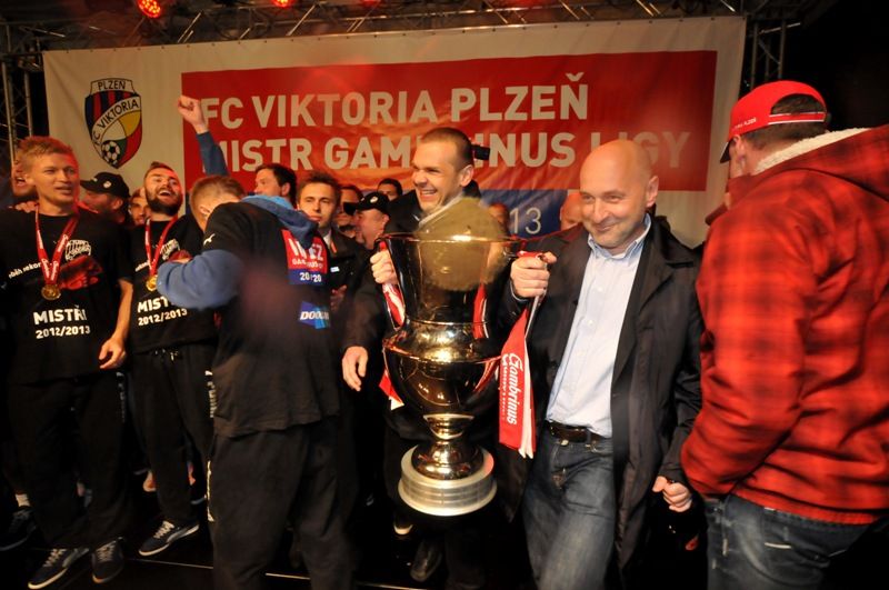 Góly Vladimíra Daridy, Václava Procházky a Mariána Čišovského zajistily plzeňským fotbalistům vítězství v letošním ročníku Gambrinus ligy. Po výhře v posledním kole nad Hradcem Králové získali prvenství s dvoubodovým náskokem na pražskou Spartu. Ligový titul získala Viktoria podruhé v historii, premiérově ji však letos patří další vítězství, a to v návštěvnosti.  Stala se totiž týmem, který na stadion přišlo podpořit nejvíce fanoušků. Na náměstí Republiky viktoriány přivítaly v sobotu večer čtyři tisícovky nadšených fanoušků. Součástí oslav byl i ohňostroj v červeno-modrých klubových barvách. (foto: J. Pech, 1.6.2013, zdroj: FC Viktoria Plzeň)