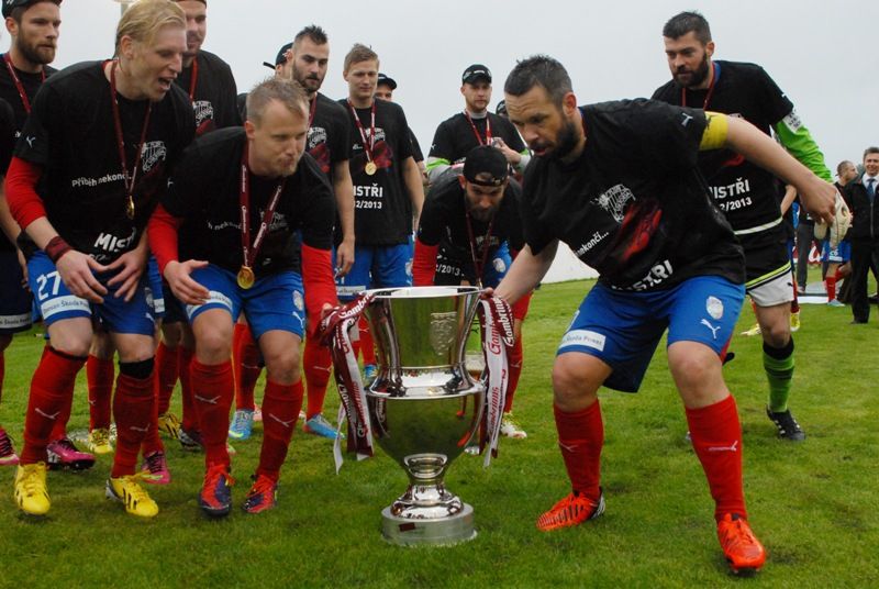 Góly Vladimíra Daridy, Václava Procházky a Mariána Čišovského zajistily plzeňským fotbalistům vítězství v letošním ročníku Gambrinus ligy. Po výhře v posledním kole nad Hradcem Králové získali prvenství s dvoubodovým náskokem na pražskou Spartu. Ligový titul získala Viktoria podruhé v historii, premiérově ji však letos patří další vítězství, a to v návštěvnosti.  Stala se totiž týmem, který na stadion přišlo podpořit nejvíce fanoušků. Na náměstí Republiky viktoriány přivítaly v sobotu večer čtyři tisícovky nadšených fanoušků. Součástí oslav byl i ohňostroj v červeno-modrých klubových barvách. (foto: J. Pech, 1.6.2013, zdroj: FC Viktoria Plzeň)