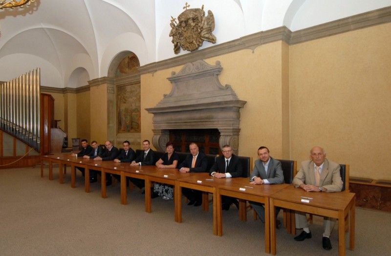 Realizace projektu nové technické základny pro Plzeňské městské dopravní podniky, a.s., která vznikne v plzeňském komplexu Škoda, může začít. V obřadní síni plzeňské radnice byla dnes (23.5.2012) podepsána smlouva o vybudování nového areálu dopravní základny a o poskytování oprav, údržby a odstavu vozidel. Výstavba továrenského komplexu pro zajištění odstavu a všech typů oprav trolejbusů a autobusů by měla být dokončena do konce roku 2013.