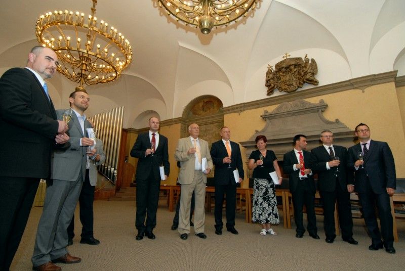 Realizace projektu nové technické základny pro Plzeňské městské dopravní podniky, a.s., která vznikne v plzeňském komplexu Škoda, může začít. V obřadní síni plzeňské radnice byla dnes (23.5.2012) podepsána smlouva o vybudování nového areálu dopravní základny a o poskytování oprav, údržby a odstavu vozidel. Výstavba továrenského komplexu pro zajištění odstavu a všech typů oprav trolejbusů a autobusů by měla být dokončena do konce roku 2013.