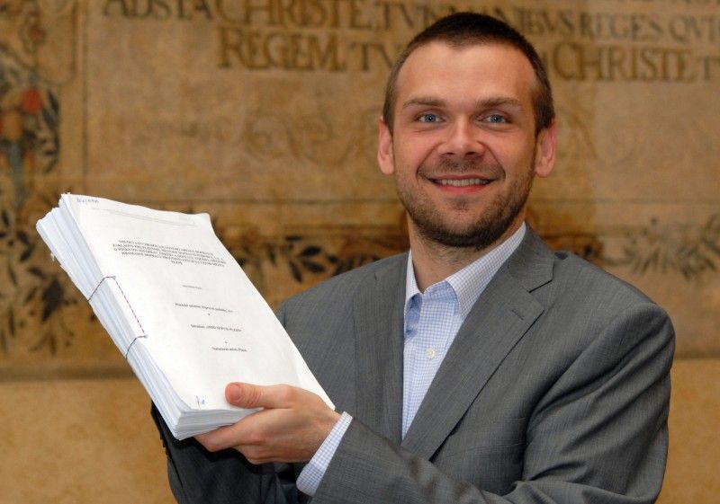 Realizace projektu nové technické základny pro Plzeňské městské dopravní podniky, a.s., která vznikne v plzeňském komplexu Škoda, může začít. V obřadní síni plzeňské radnice byla dnes (23.5.2012) podepsána smlouva o vybudování nového areálu dopravní základny a o poskytování oprav, údržby a odstavu vozidel. Výstavba továrenského komplexu pro zajištění odstavu a všech typů oprav trolejbusů a autobusů by měla být dokončena do konce roku 2013.